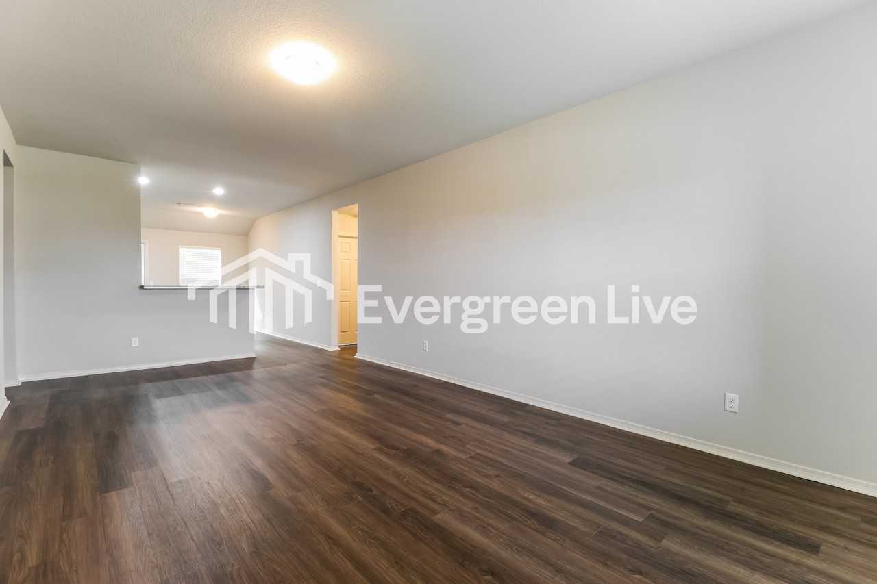 1088 Huntington Dr - Photo 4 of 15