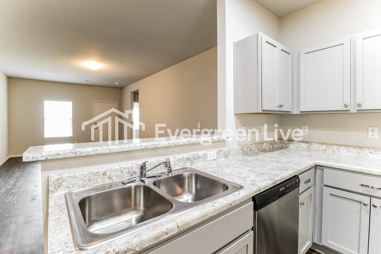 1088 Huntington Dr - Photo 6 of 15