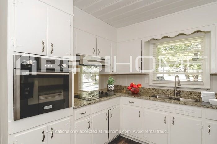 129 Gregory Ct - Photo 4 of 17