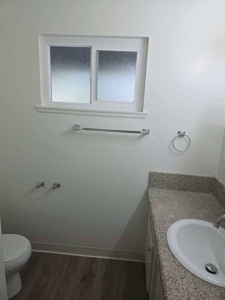 393 N Oak St #F - Photo 7 of 11