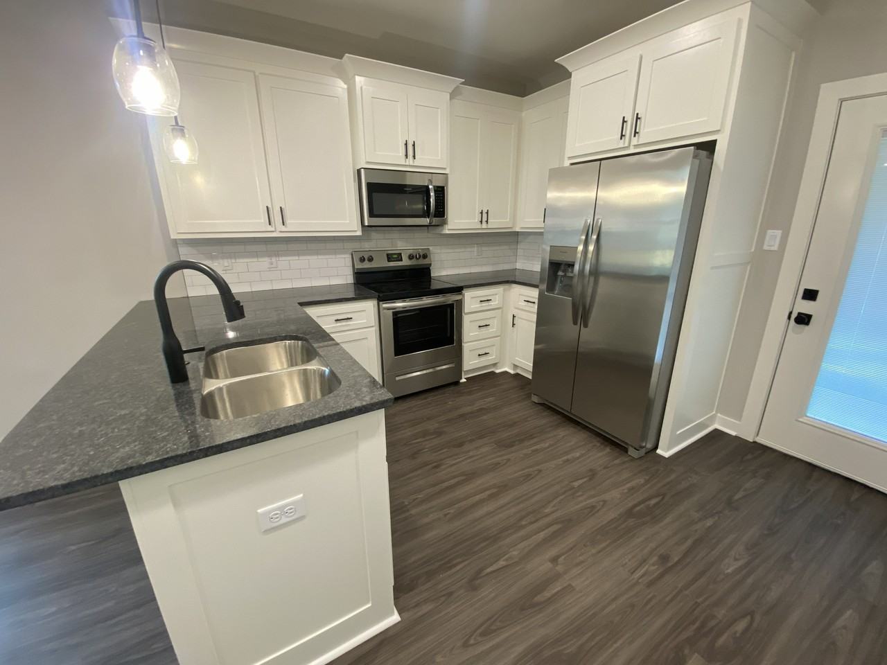 606 Sw 3rd St #2 - Photo 4 of 20