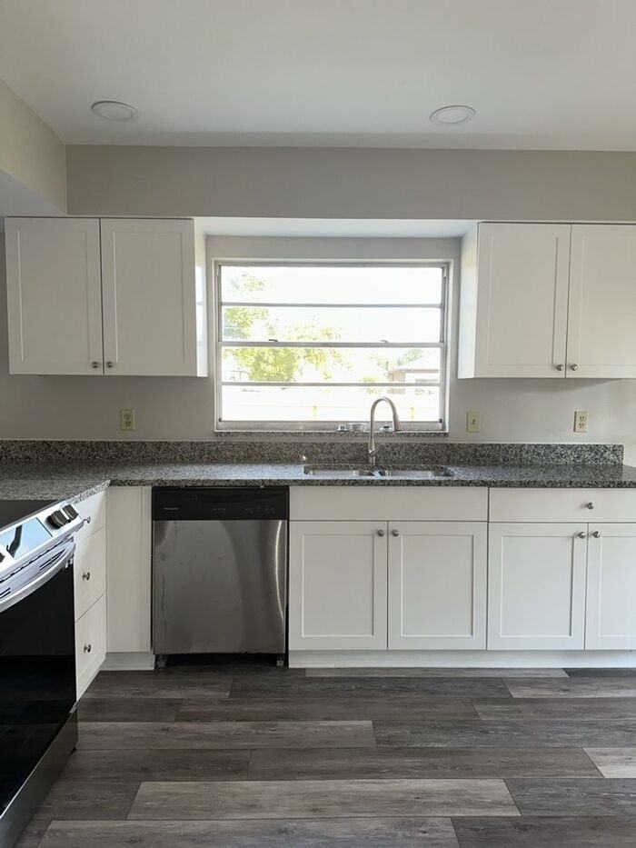 17608 Shadyside Cir - Photo 2 of 20