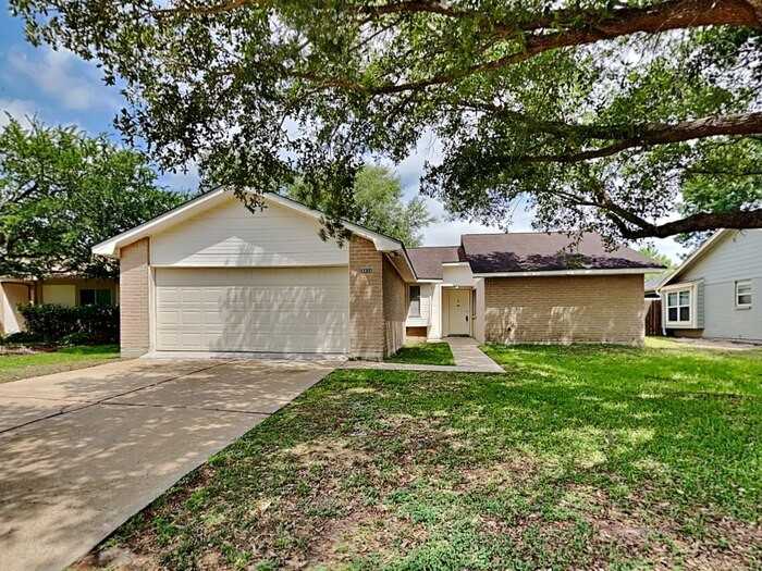 24030 Griffin House Ln - Photo 2 of 21
