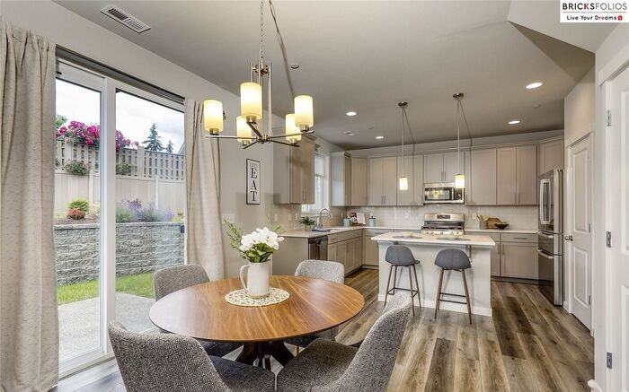 1052 Banyan St - Photo 2 of 32
