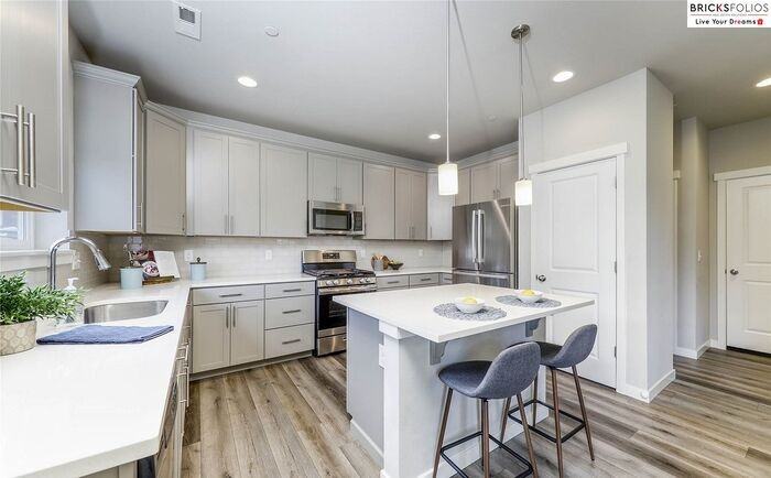 1052 Banyan St - Photo 3 of 32