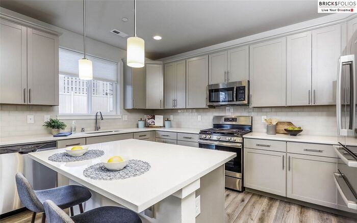 1052 Banyan St - Photo 4 of 32