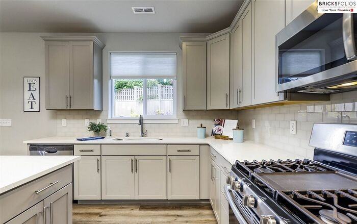 1052 Banyan St - Photo 5 of 32