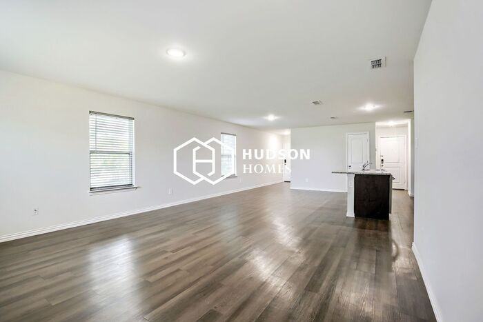 819 S Sutton St - Photo 3 of 14