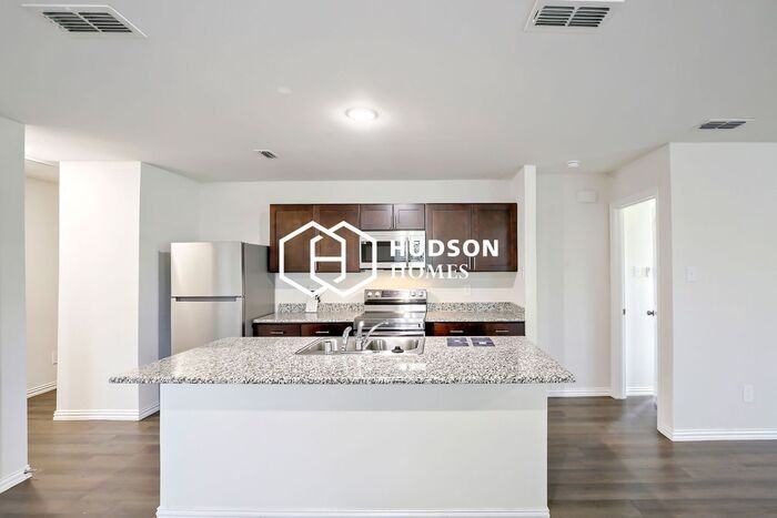 819 S Sutton St - Photo 5 of 14