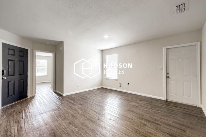 1389 Pecan St - Photo 3 of 14