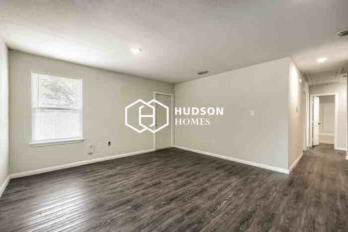 1389 Pecan St - Photo 4 of 14