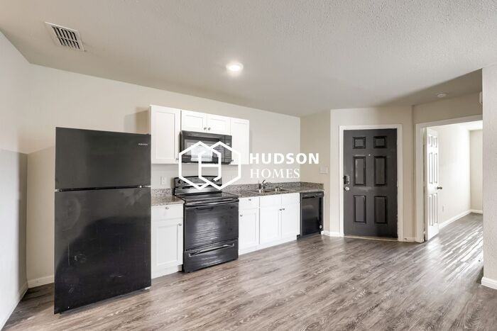 1389 Pecan St - Photo 5 of 14