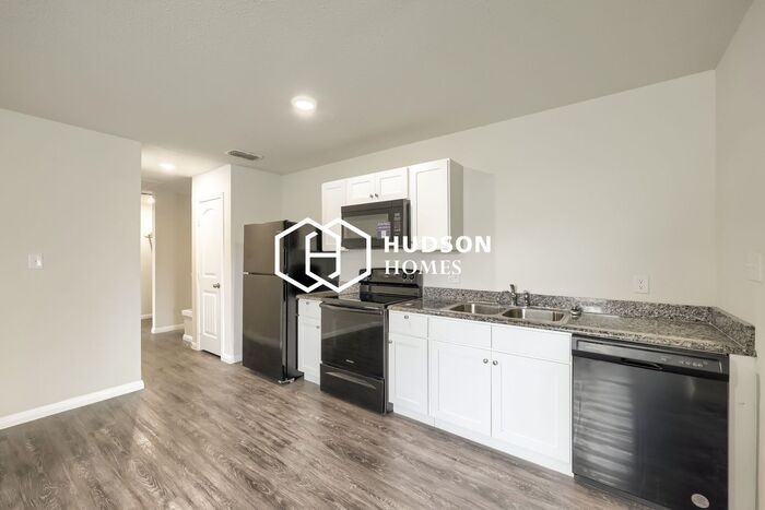 1389 Pecan St - Photo 6 of 14
