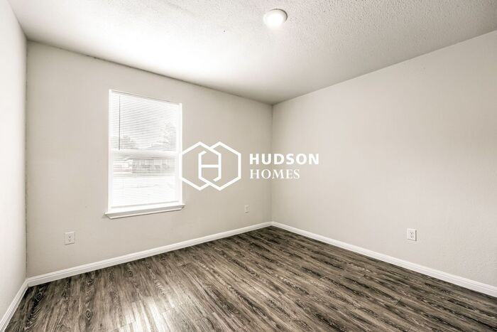 1389 Pecan St - Photo 7 of 14