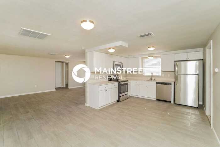 7909 Hawthorn Dr - Photo 4 of 15