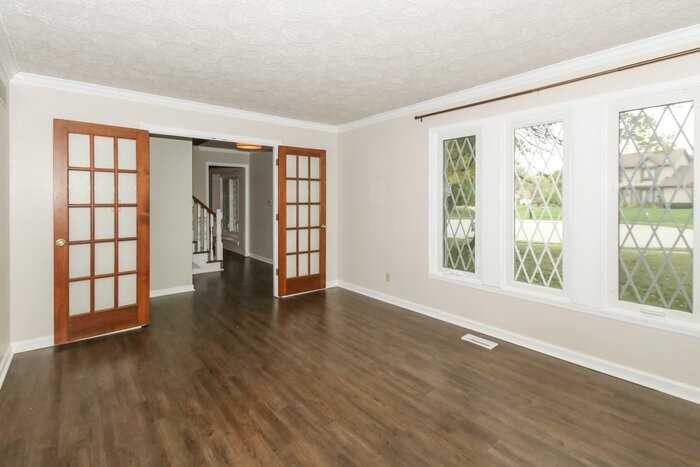 1537 Spruce Ct - Photo 3 of 18