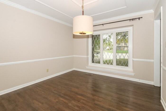 1537 Spruce Ct - Photo 4 of 18