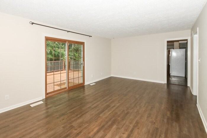 1537 Spruce Ct - Photo 5 of 18