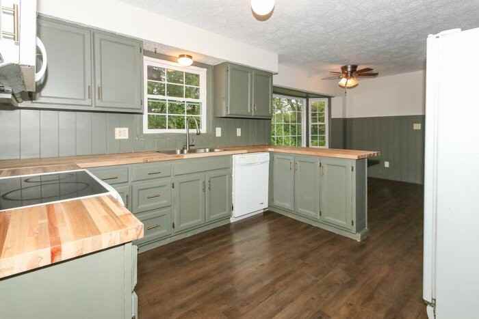 1537 Spruce Ct - Photo 6 of 18