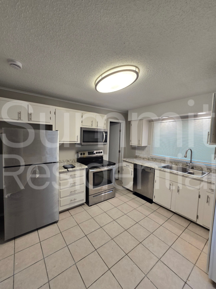 10507 Oakland Ave - Photo 4 of 15