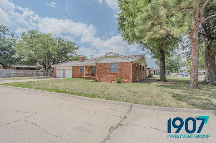 1101 Sw 72nd St - Photo 5 of 22
