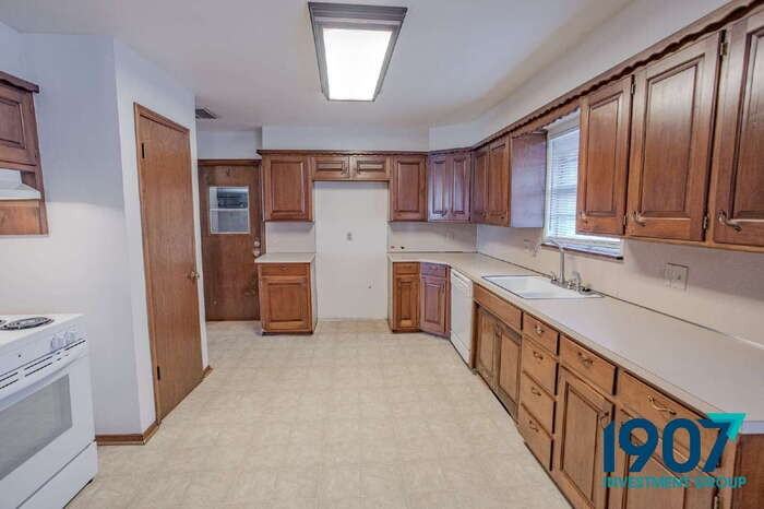 1101 Sw 72nd St - Photo 6 of 22