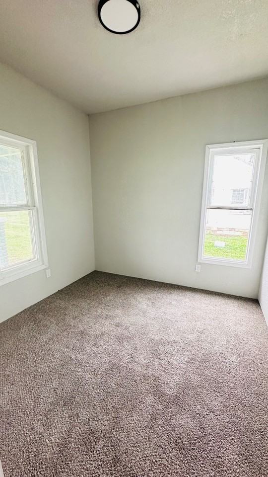 630 Ivanhoe St - Photo 5 of 11