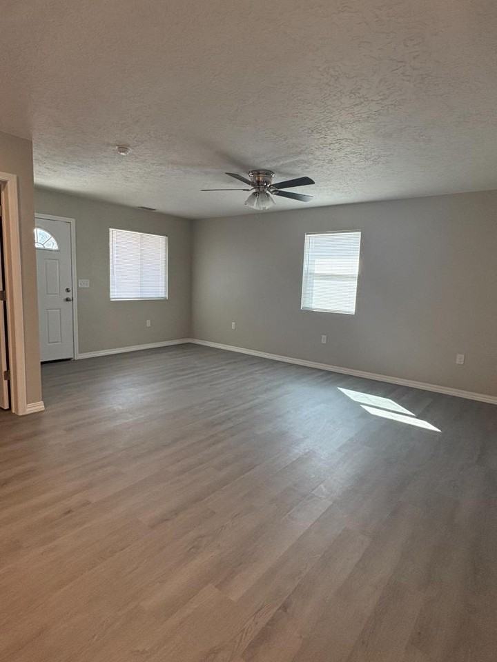 1600 W 12th St - Photo 3 of 20