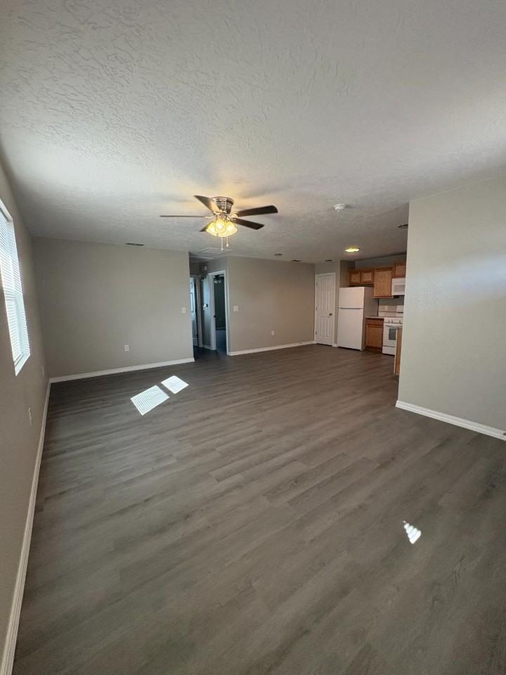1600 W 12th St - Photo 5 of 20