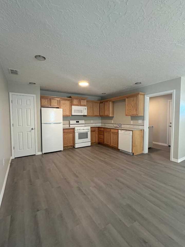 1600 W 12th St - Photo 7 of 20