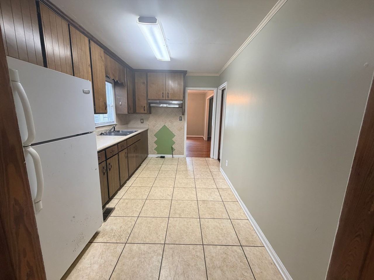 706 Pineview Dr - Photo 3 of 12