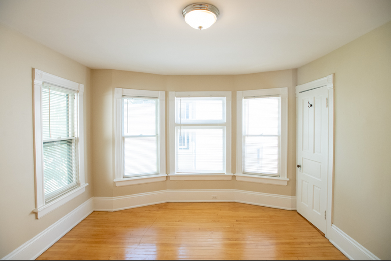 $1565 – 2 Bedroom Upper Flat Near UWM - Photo 2 of 16