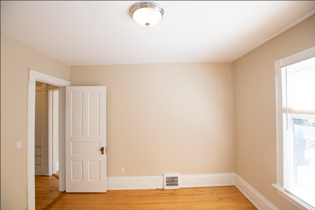 $1565 – 2 Bedroom Upper Flat Near UWM - Photo 3 of 16