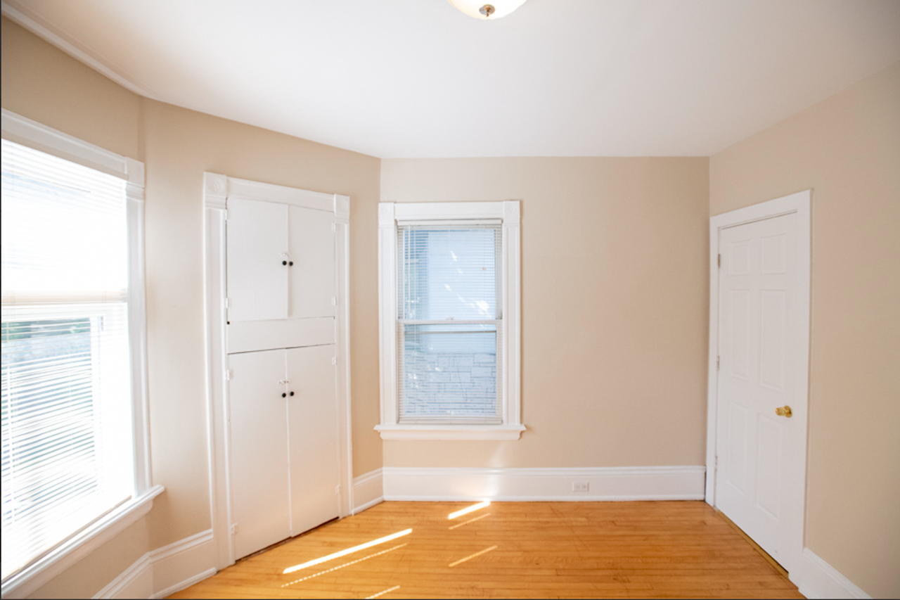 $1565 – 2 Bedroom Upper Flat Near UWM - Photo 4 of 16