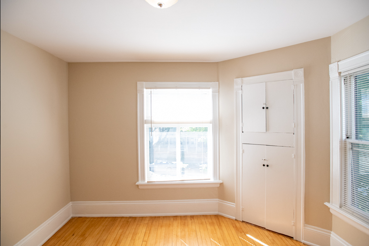 $1565 – 2 Bedroom Upper Flat Near UWM - Photo 5 of 16