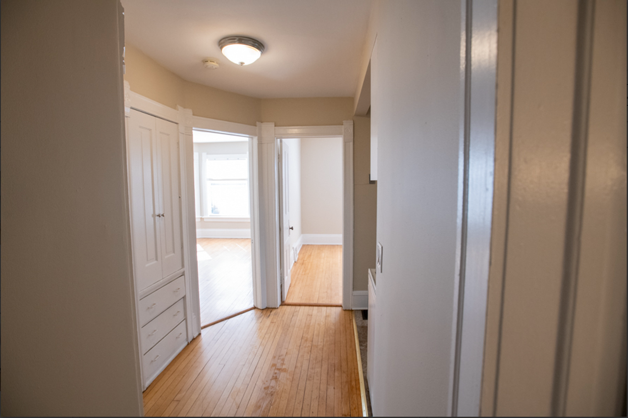 $1565 – 2 Bedroom Upper Flat Near UWM - Photo 6 of 16
