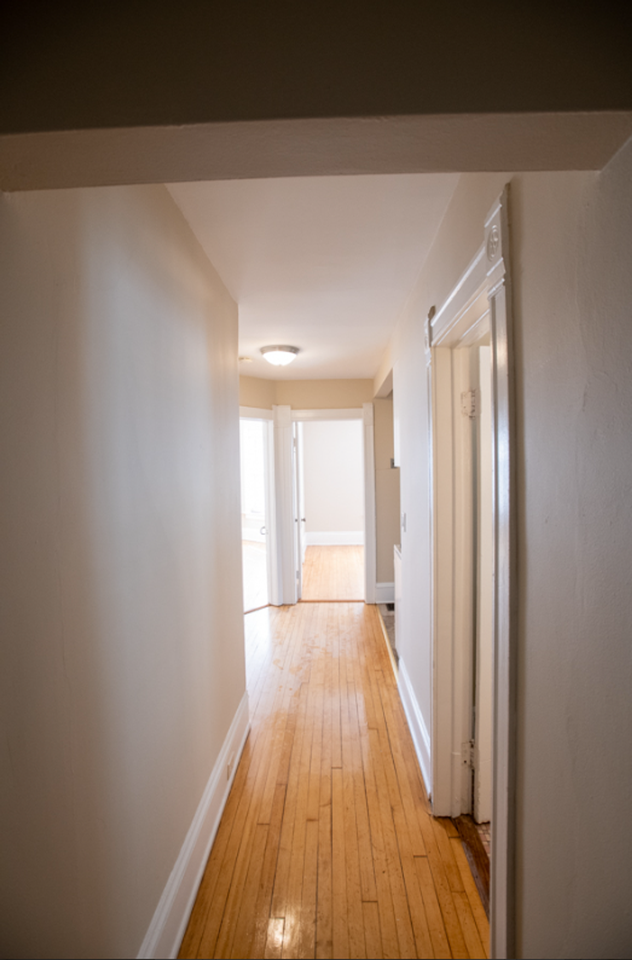 $1565 – 2 Bedroom Upper Flat Near UWM - Photo 7 of 16