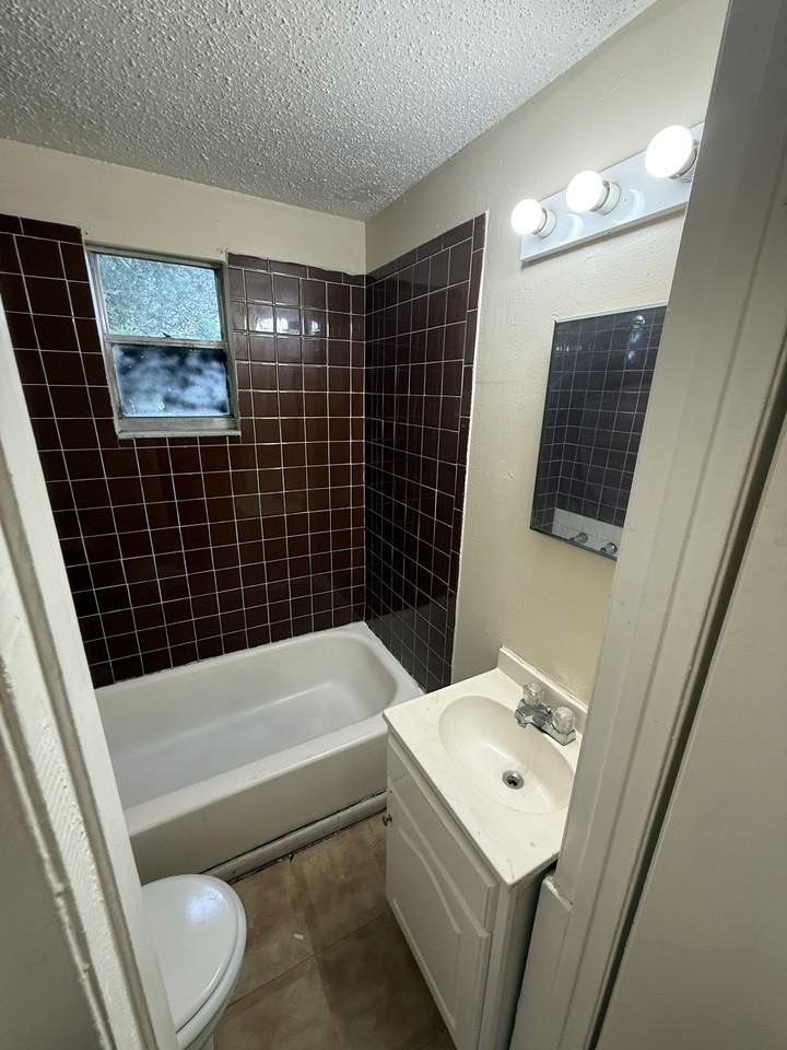2911 E 33rd Ave #B - Photo 4 of 14