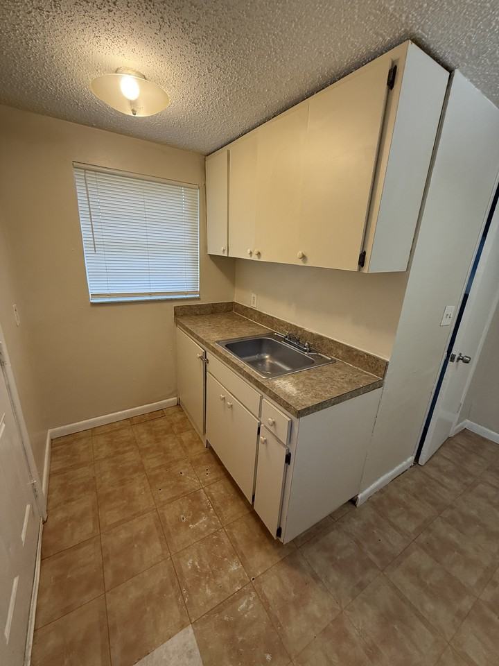 2911 E 33rd Ave #B - Photo 5 of 14