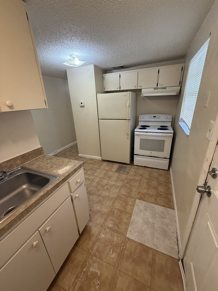 2911 E 33rd Ave #B - Photo 6 of 14