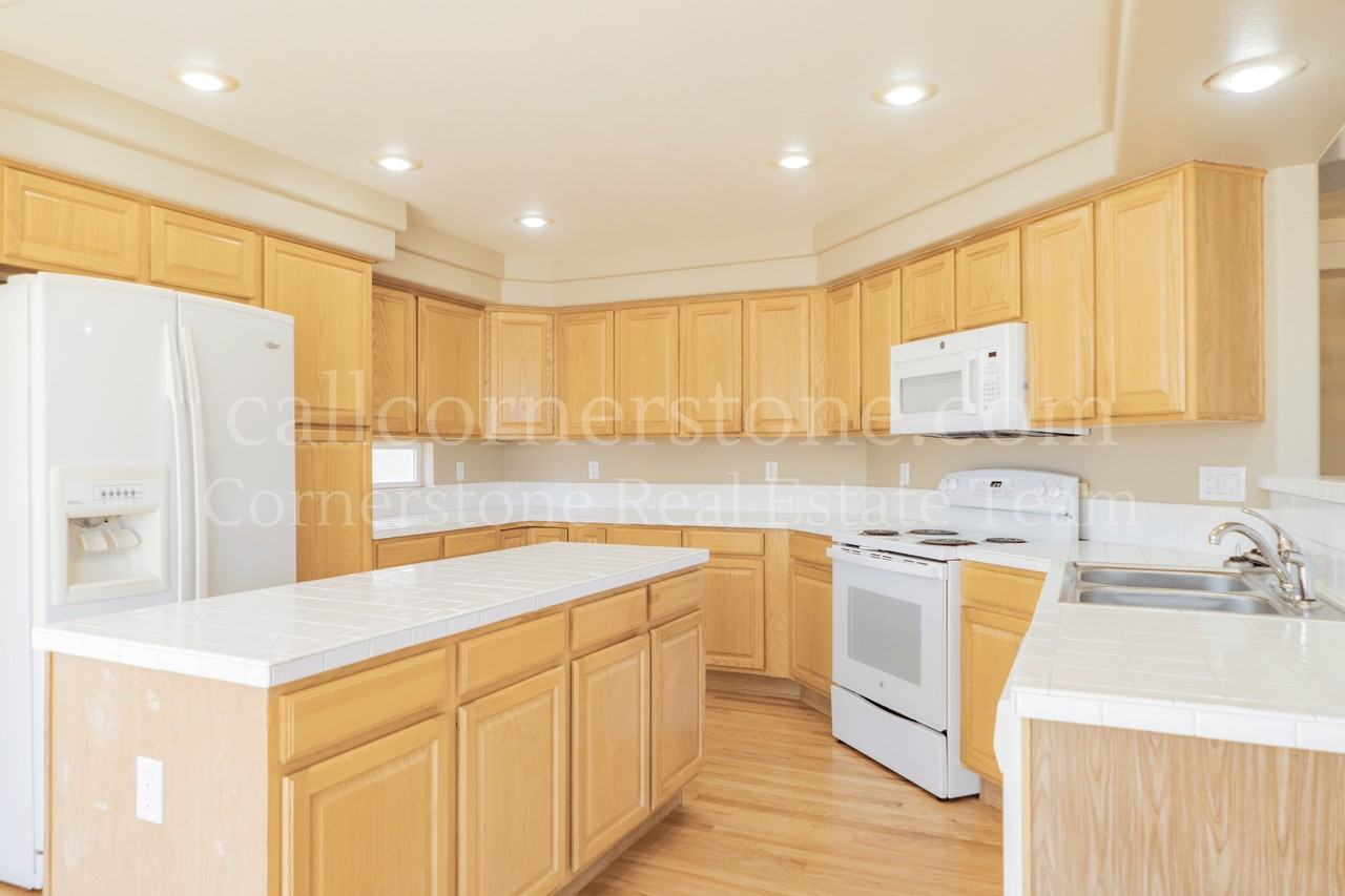 3305 Hollycrest Dr #1 - Photo 7 of 44