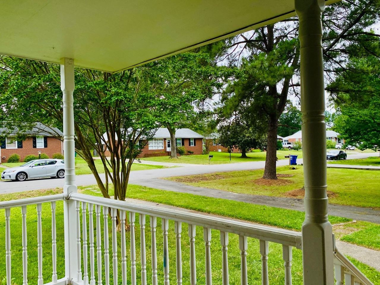 2210 Manlyn Rd - Photo 4 of 39