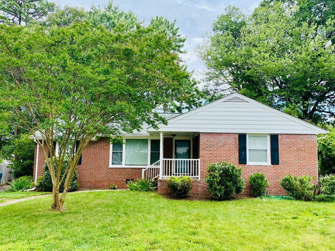 2210 Manlyn Rd - Photo 5 of 39