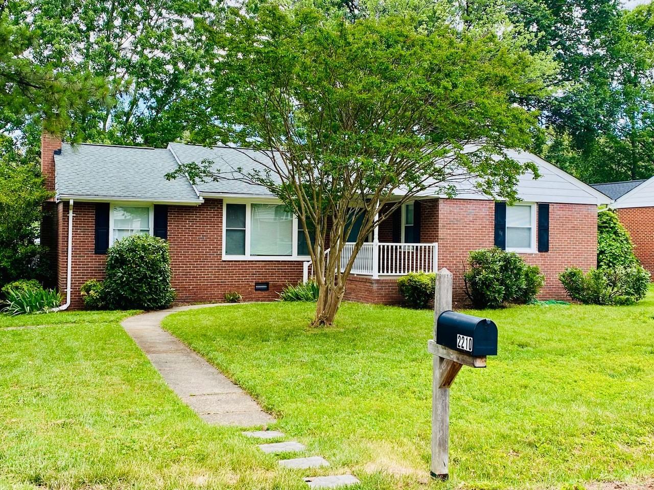 2210 Manlyn Rd - Photo 6 of 39