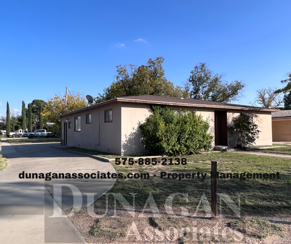 418 N Oak St - Photo 2 of 11