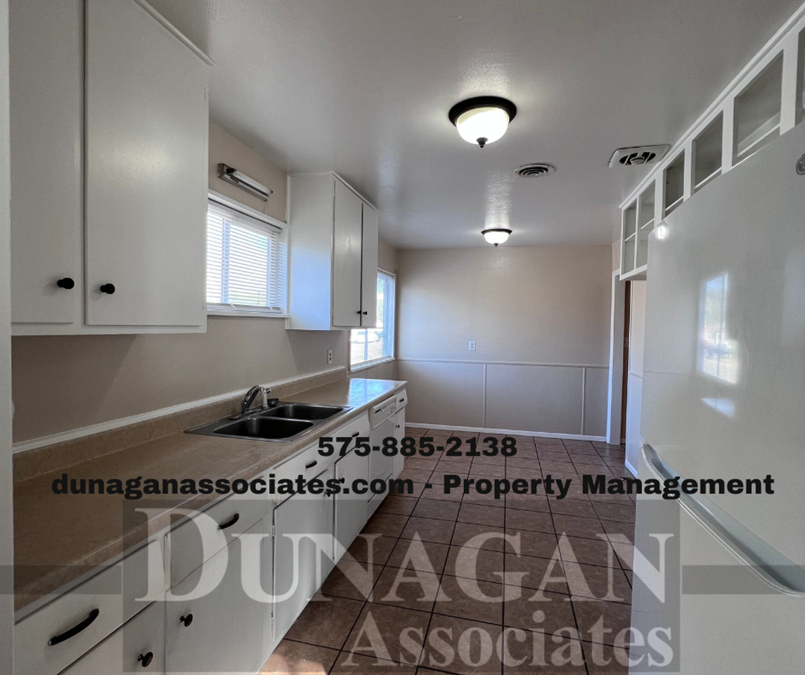 418 N Oak St - Photo 3 of 11