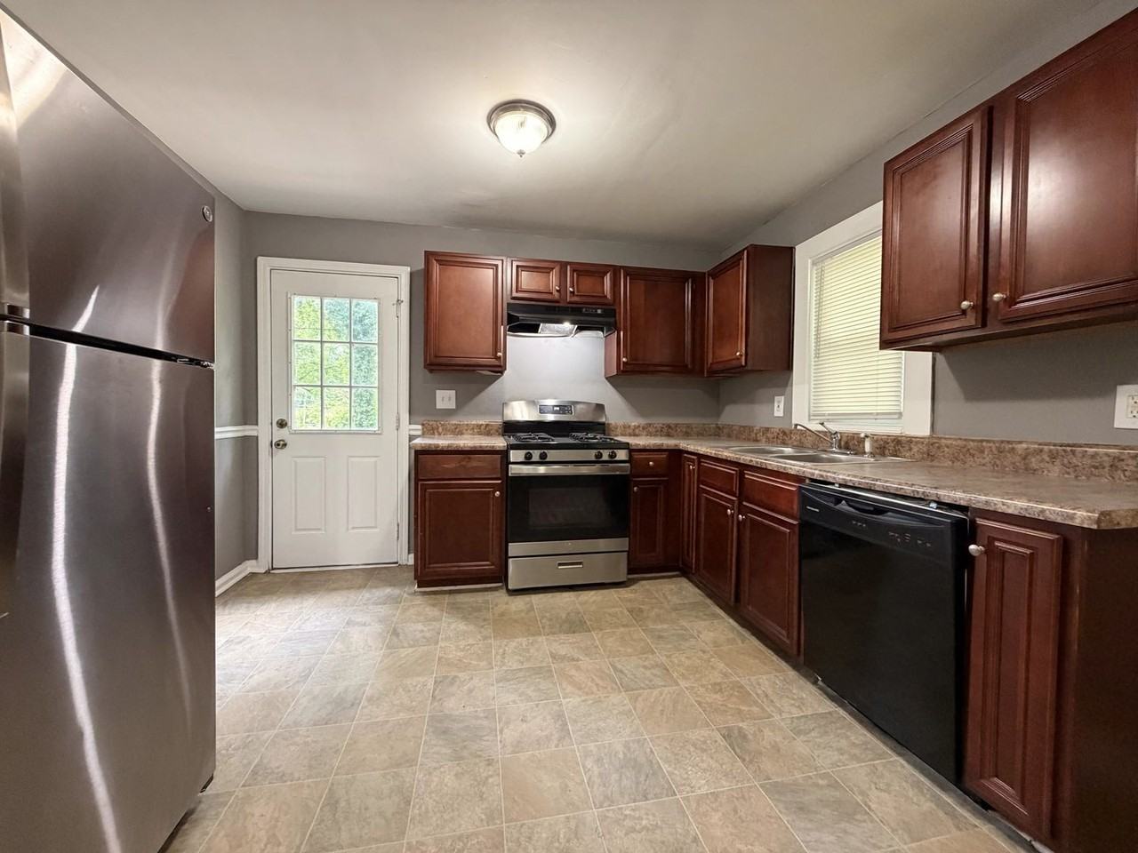 1426 Joy Ln - Photo 2 of 6
