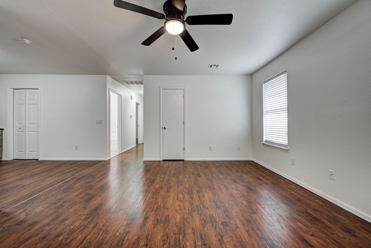 109 E Hayes St #1 - Photo 2 of 15