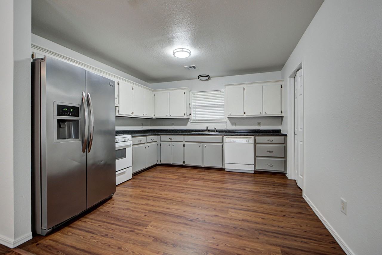109 E Hayes St #1 - Photo 3 of 15