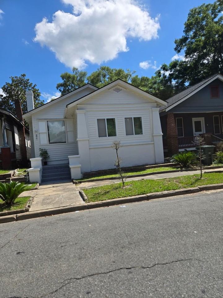 821 W 39th St - Photo 2 of 2